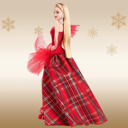 Barbie Boneca Signature, Boneca Loira da Moda para o Natal de 2024, com Vestido e Saia Xadrez, Presente de Colecionador da Temporada em Embalagem Exibivel, HRM65
