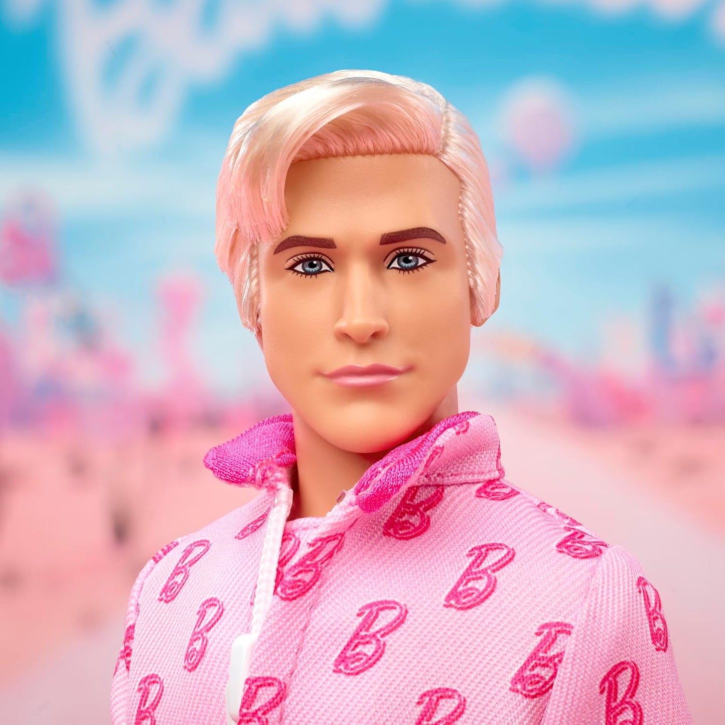 Barbie: Boneco colecionável Ken da O Filme, interpretado por Ryan Gosling, vestindo macacão rosa com detalhe em "B", tênis brancos e patins multicoloridos, JCP80
