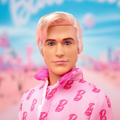 Barbie: Boneco colecionável Ken da O Filme, interpretado por Ryan Gosling, vestindo macacão rosa com detalhe em "B", tênis brancos e patins multicoloridos, JCP80