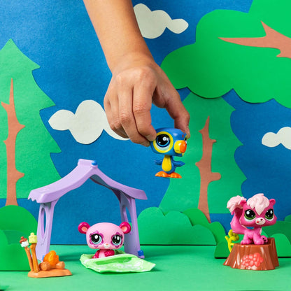 Littlest Pet Shop Série 2 Pacote de Aventura de Acampamento | O pacote contém 3 mini brinquedos LPS, 6 acessórios, 1 cartão colecionável e 1 código virtual | Brinquedos colecionáveis para meninas e meninos