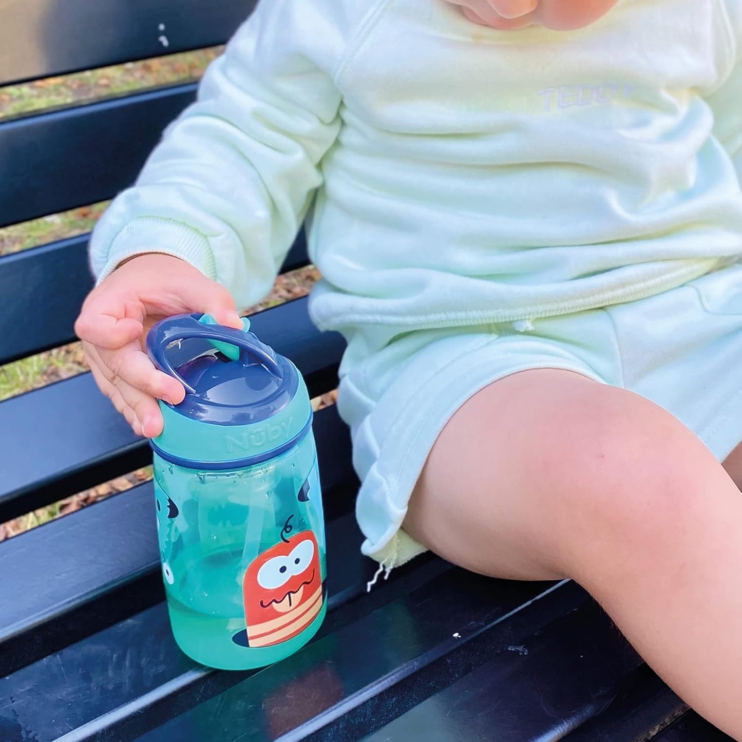 Nuby  Garrafa de água Mighty Swig - Copo com canudinho antiderramamento para crianças pequenas | 360 ml / 12 oz | Alça de transporte | Pode ir à máquina de lavar louça e ao micro-ondas | Copo adequado para crianças de 18 meses ou mais