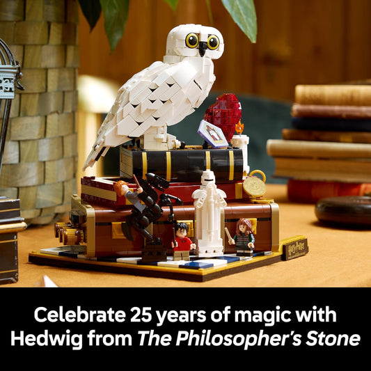 LEGO Harry Potter A Pedra Filosofal – Edição de Colecionador - Modelo DIY para Decoração de Quarto com Miniaturas de Cenas do Filme - Figura da Coruja Edwiges, 3 Minifiguras - Ideia de Presente para Fãs Adultos - 76466