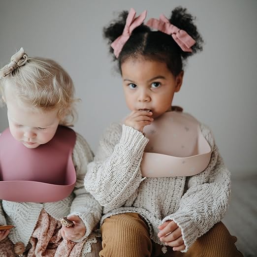 Mushie Babador de Silicone Baby | Babadores Impermeáveis com Ajuste Perfeito | Babadores Fáceis de Limpar para Alimentação do Bebê | 4 Tamanhos Ajustáveis com Bolsos Frontais Fundos | 100% Livre de BPA e Ftalatos