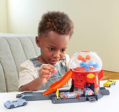 Conjunto de Pista de Carrinhos Hot Wheels, Máquina de Chicletes com Veículo em Formato de Rosquinha em Escala 1:64 e Pista Speed Snap, Loja de Doces Downtown City, JBM62