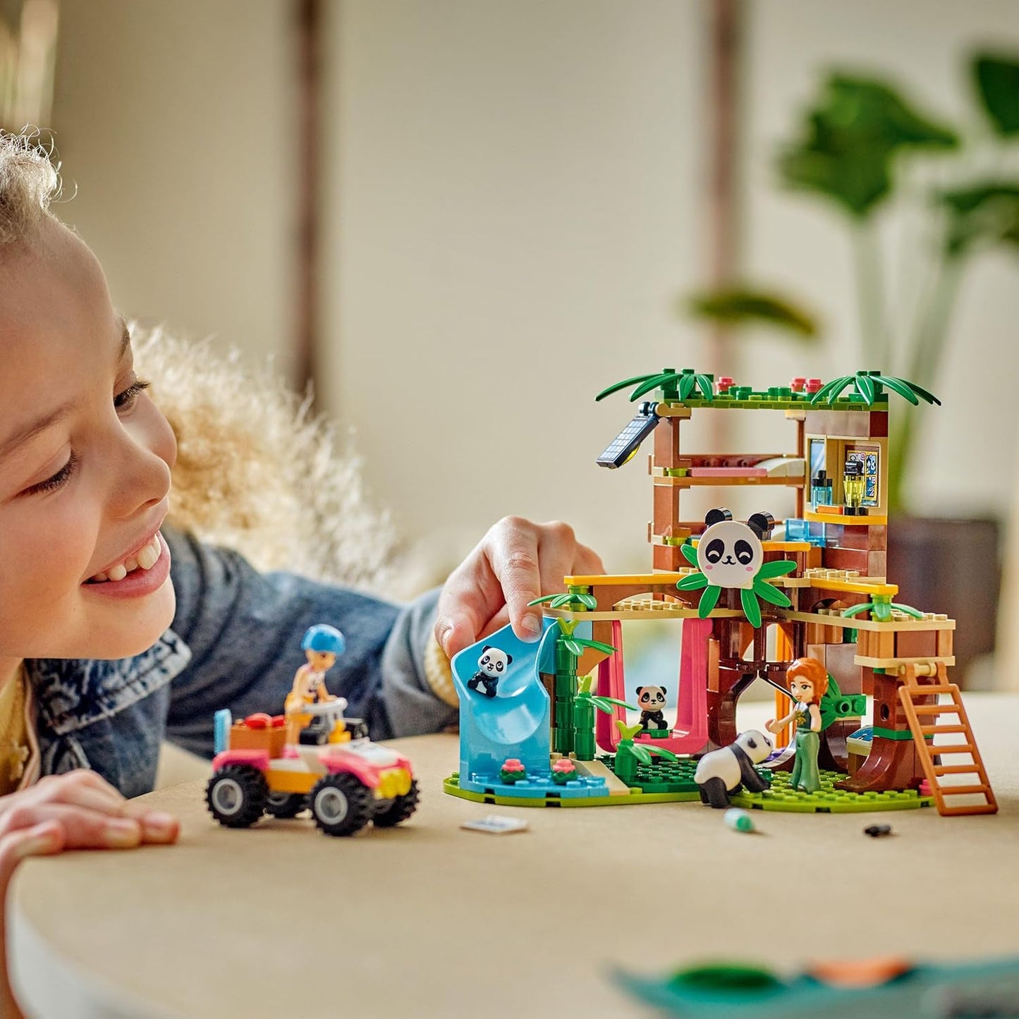 LEGO Friends Santuário dos Pandas - Brinquedo de Cuidados com Animais com Casa na Árvore, Quadriciclo, 2 Mini Bonecas e 3 Figuras de Panda - Conjunto de Construção Criativa para Meninas a partir de 7 Anos - 42648