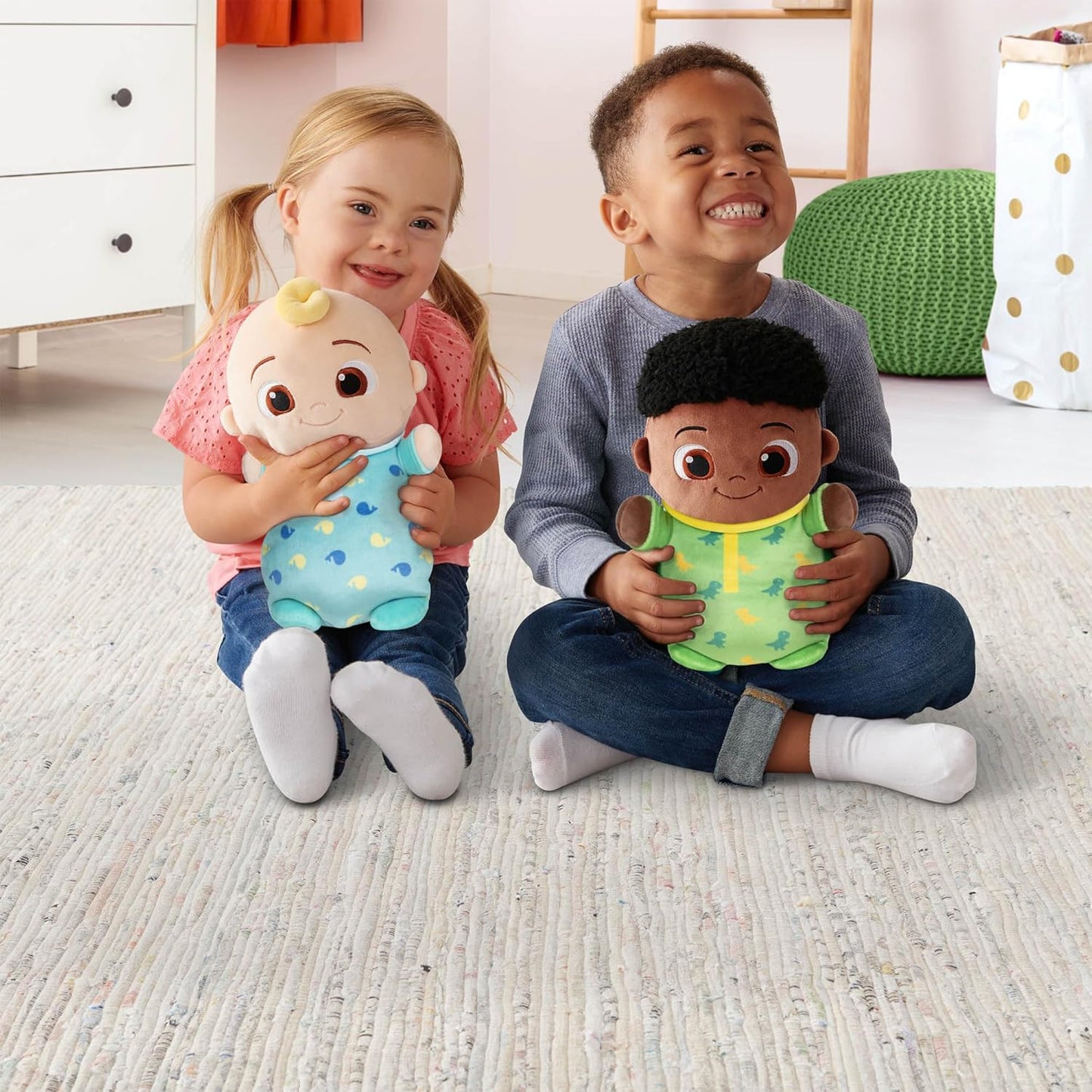 Squishmallows Brinquedo de pelúcia Hugmees Cocomelon Cody