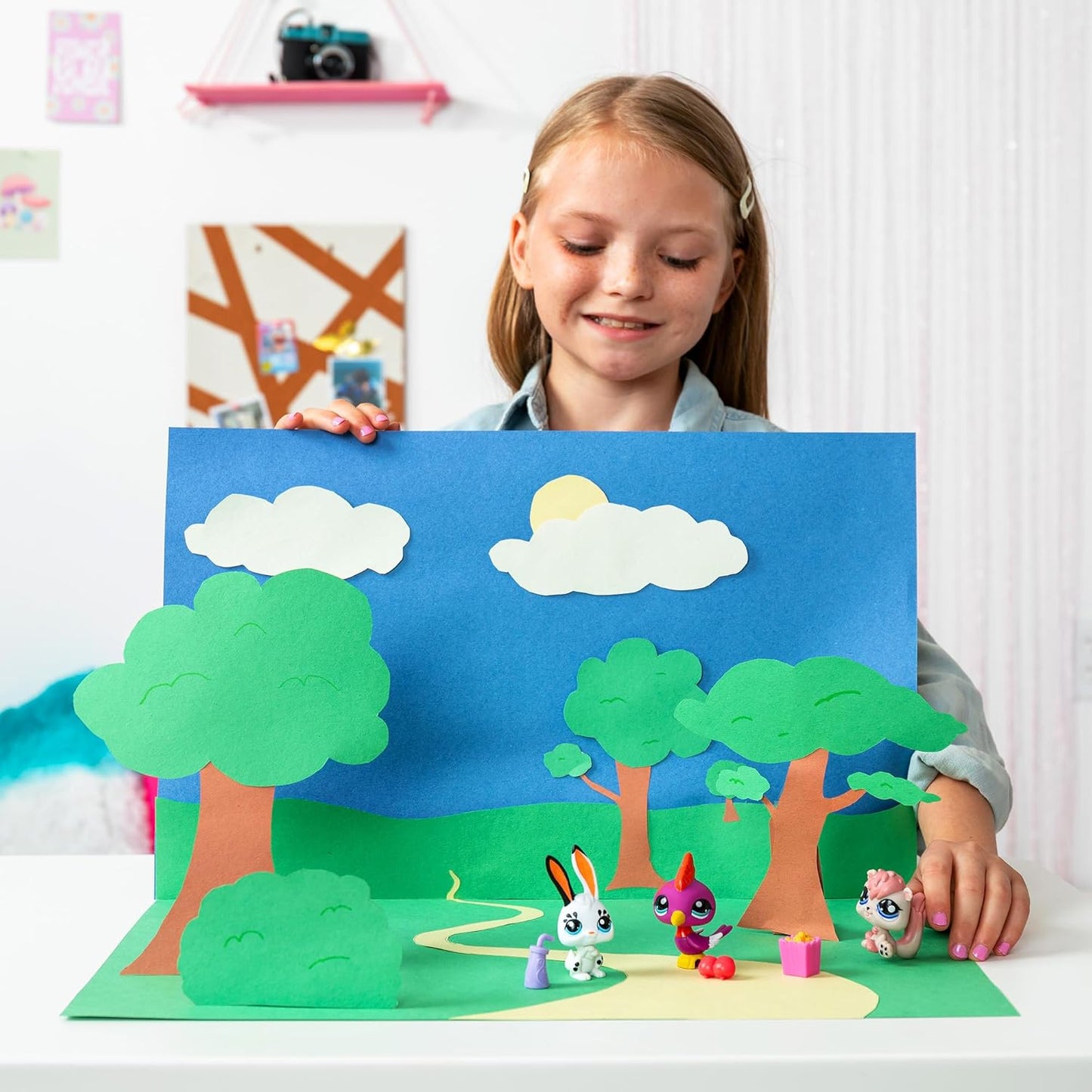 Littlest Pet Shop Série 2 Pet Trio Tube Park Pets | Cada Pet Trio Tube contém 3 mini brinquedos LPS, 1 acessório, 1 cartão colecionável e 1 código virtual | Brinquedos colecionáveis para meninas e meninos