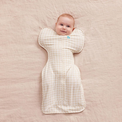 Love To Dream™ Swaddle UP™, Médio 6–8,5 kg – Estampa Pied-de-Poule Bege | Ajuste Perfeito, Favorece uma Rotina de Sono Saudável | 1.0 Tog Ideal para Primavera e Verão (20–24°C) | Algodão Lavável à Máquina com Zíper Duplo