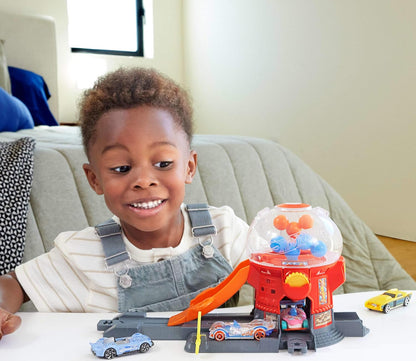 Conjunto de Pista de Carrinhos Hot Wheels, Máquina de Chicletes com Veículo em Formato de Rosquinha em Escala 1:64 e Pista Speed Snap, Loja de Doces Downtown City, JBM62