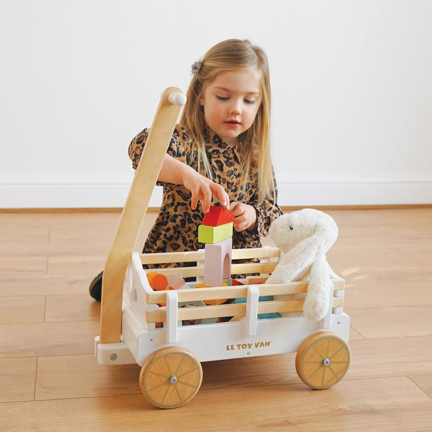 Le Toy Van  - Vagão de brinquedo educacional de madeira | Brinquedo infantil sustentável - adequado para mais de 3 anos, branco