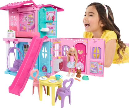 Barbie Casa de bonecas Chelsea com mais de 15 acessórios, casa pop-up que se expande para mais de 43 x 33 cm com 5 áreas de brincar e escorregador, inclui boneca pequena e cachorrinho de estimação, JFW49