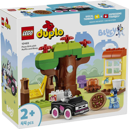 LEGO DUPLO Bluey Pizza Girls com Muffin e Bluey - Brinquedo Educativo para Desenvolvimento da Coordenação Motora em Crianças - Conjunto Montessori com Carro, 2 Figuras, Árvore e Balanço - Presente para Meninas e Meninos a partir de 2 Anos - 10469