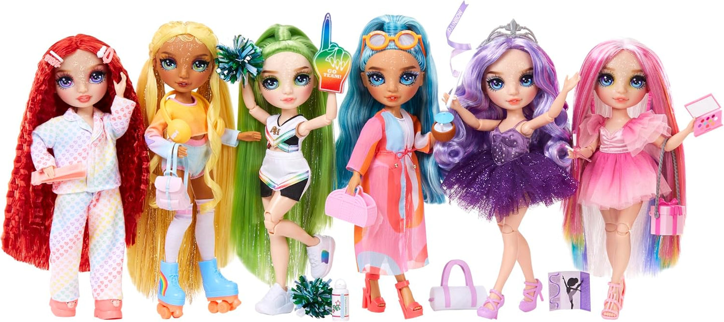 O Pacote Rainbow High Fashion, Tema Piscina, inclui 1 roupa completa para piscina, sapatos, joias e acessórios para brincar. Combine com outros pacotes para criar muita diversão. Brinquedo infantil para crianças a partir de 4 anos.