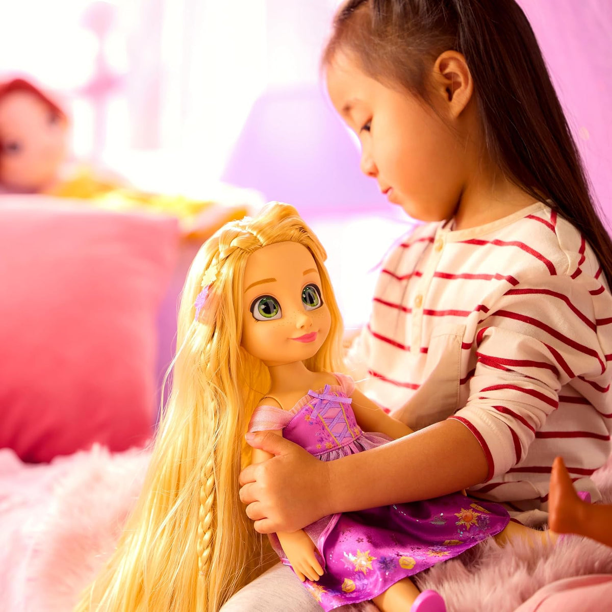 Disney Boneca Oficial da Rapunzel da Store com Escova de Cabelo de Brinquedo, Enrolados, 40,5 cm / 16 pol., Coleção Once Upon a Story, Idade 3+