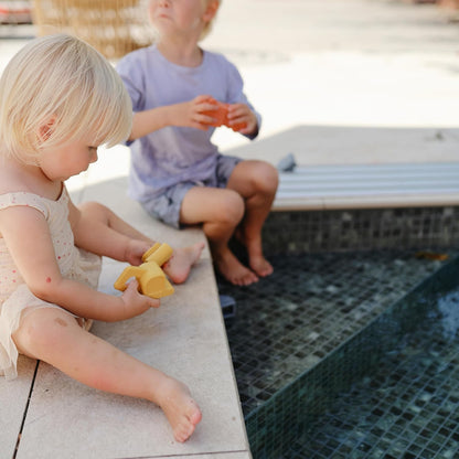 Mushie Brinquedo de Banho com 4 Veículos Flutuantes para Bebês, Crianças e Adolescentes | Feito de Silicone de Grau Alimentício para Diversão na Banheira | Helicóptero, Carro, Caminhão e Escavadeira