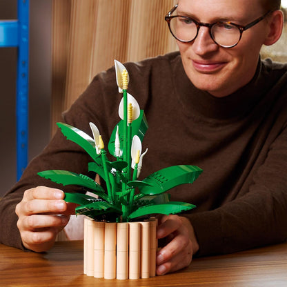 LEGO Botanicals Lírio da Paz - Conjunto de Planta Artificial em Vaso para Adultos - Presente DIY para o Dia das Mães, incluindo Flores e Botões Artificiais Brancos para Decoração de Sala de Estar ou Quarto - 11504