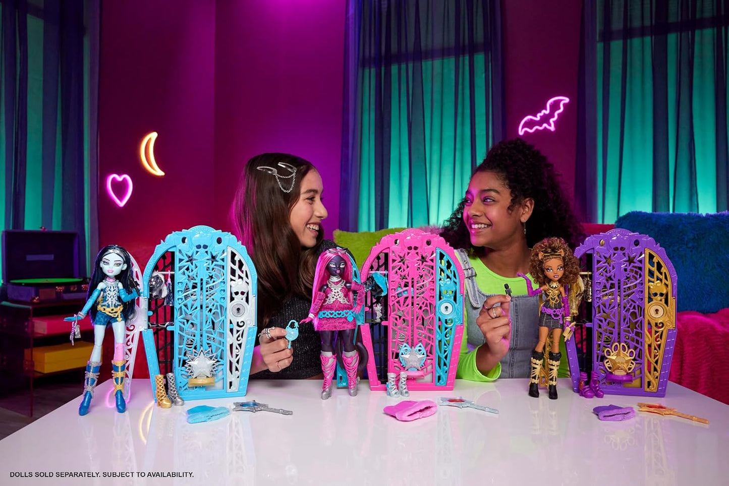 Monster High Skulltimate Secrets: Boneca e Acessórios, Catty Noir da linha Hauntlywood Mysteries com Closet Revelado e mais de 19 Surpresas Glamourosas, como Roupas para Boneca, JBG82