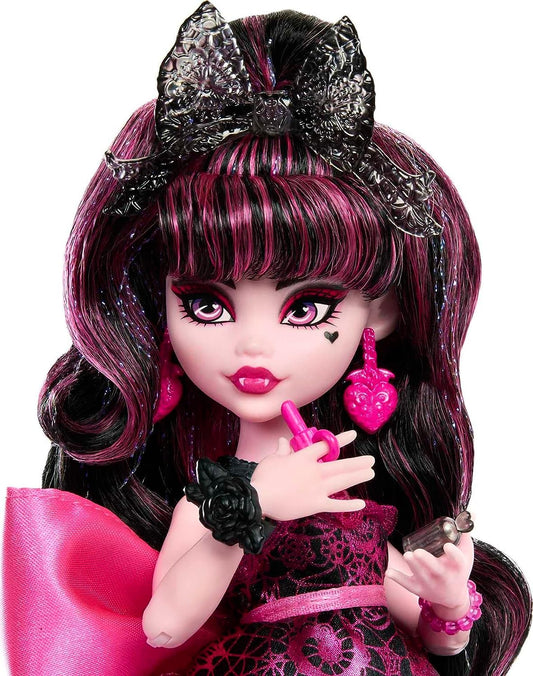 Monster High Boneca Draculaura em vestido de festa Monster Ball com acessórios temáticos como fonte de chocolate
