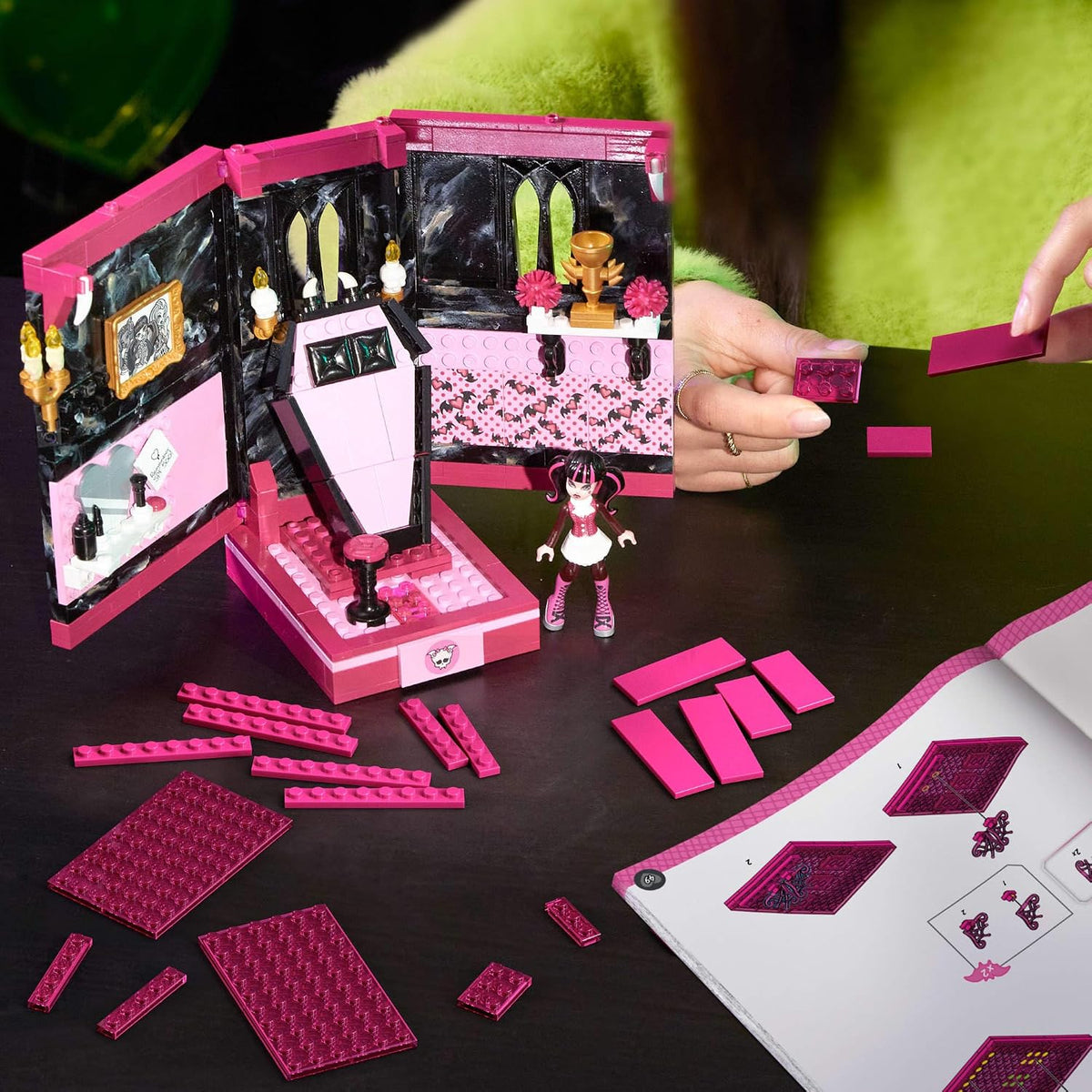 MEGA Conjunto de Montagem Monster High – Cripta "Boo-k" da Draculaura com 301 Peças, Cenário Estilo Livro para Colecionadores, HXJ88