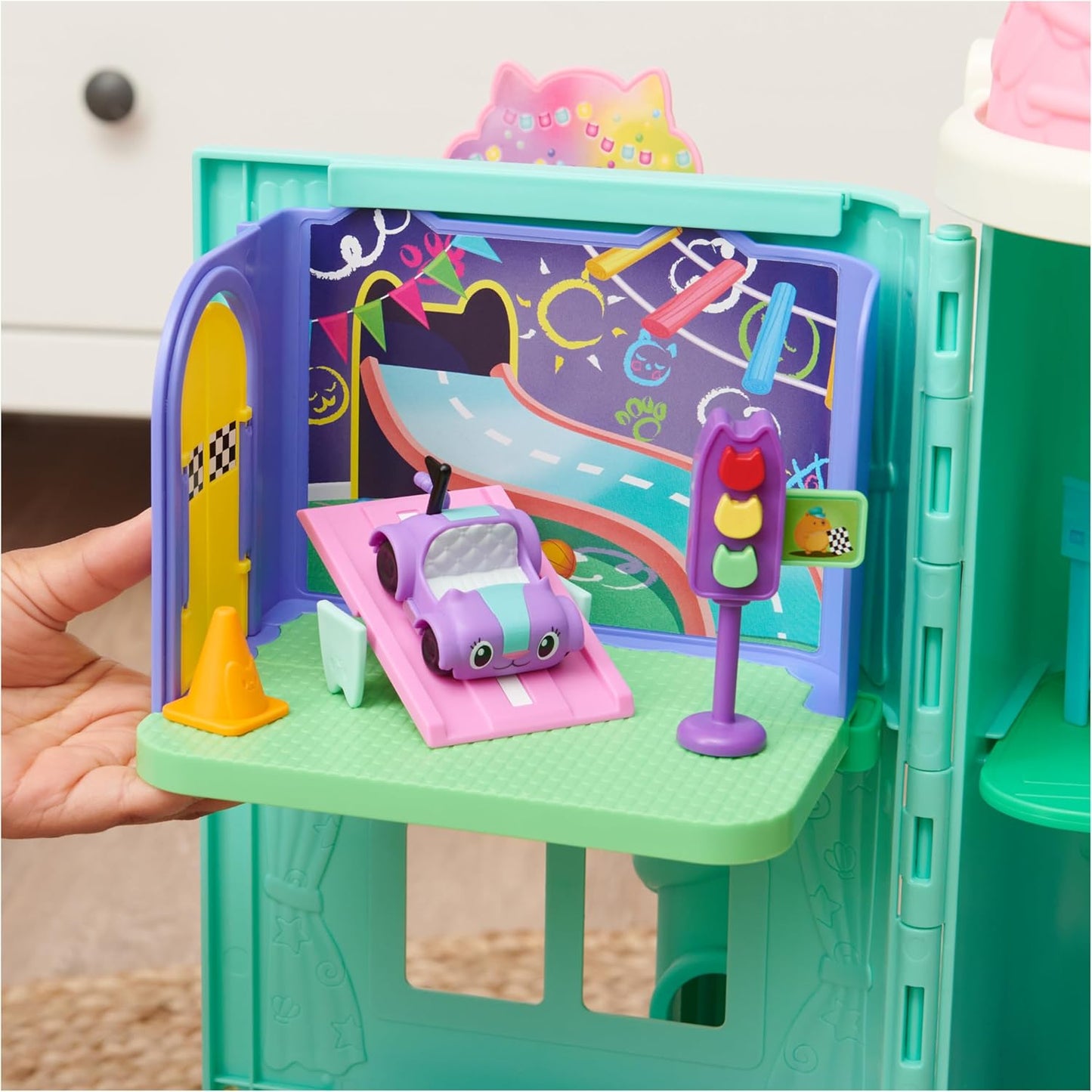Gabby’s Dollhouse, Sala de Brincar Carlita Purr-ific com Carrinho de Brinquedo Carlita, Acessórios, Móveis e Entregas para Casa de Bonecas, Brinquedos Infantis para Crianças a partir de 3 Anos