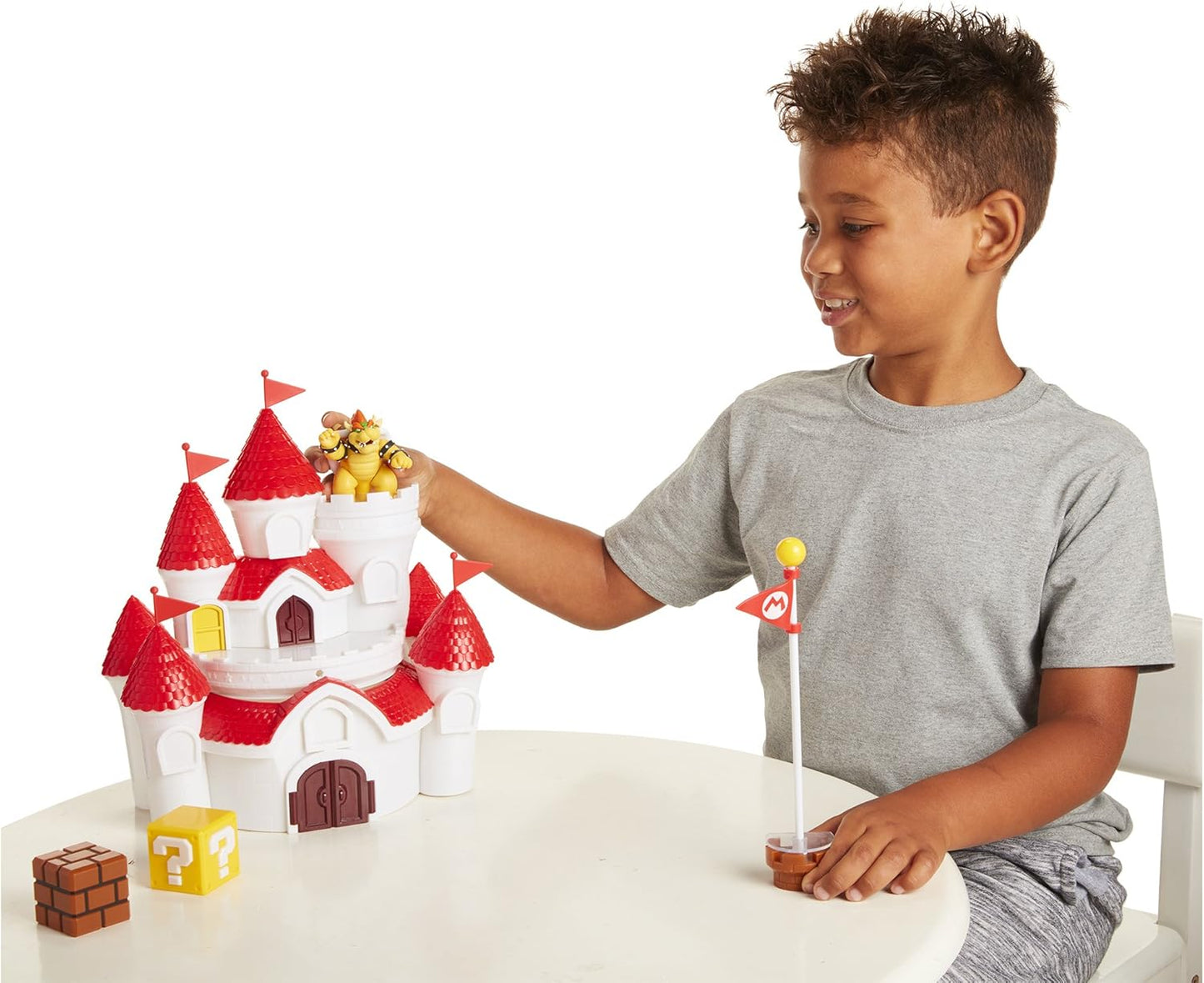 Nintendo Playset do Castelo do Reino Cogumelo da, oficialmente licenciado pela Jakks Pacific, inclui figura de ação exclusiva do Bowser de 6 cm (2,5") e acessórios, além de um pôster de parede.