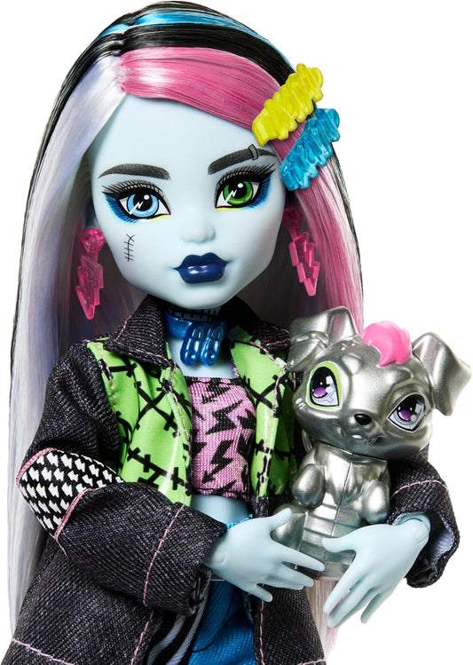Monster High Boneca Frankie Stein da com jaqueta e shorts jeans, inclui o cachorrinho Watzie e acessórios como mochila, lanche e caderno, HXH73