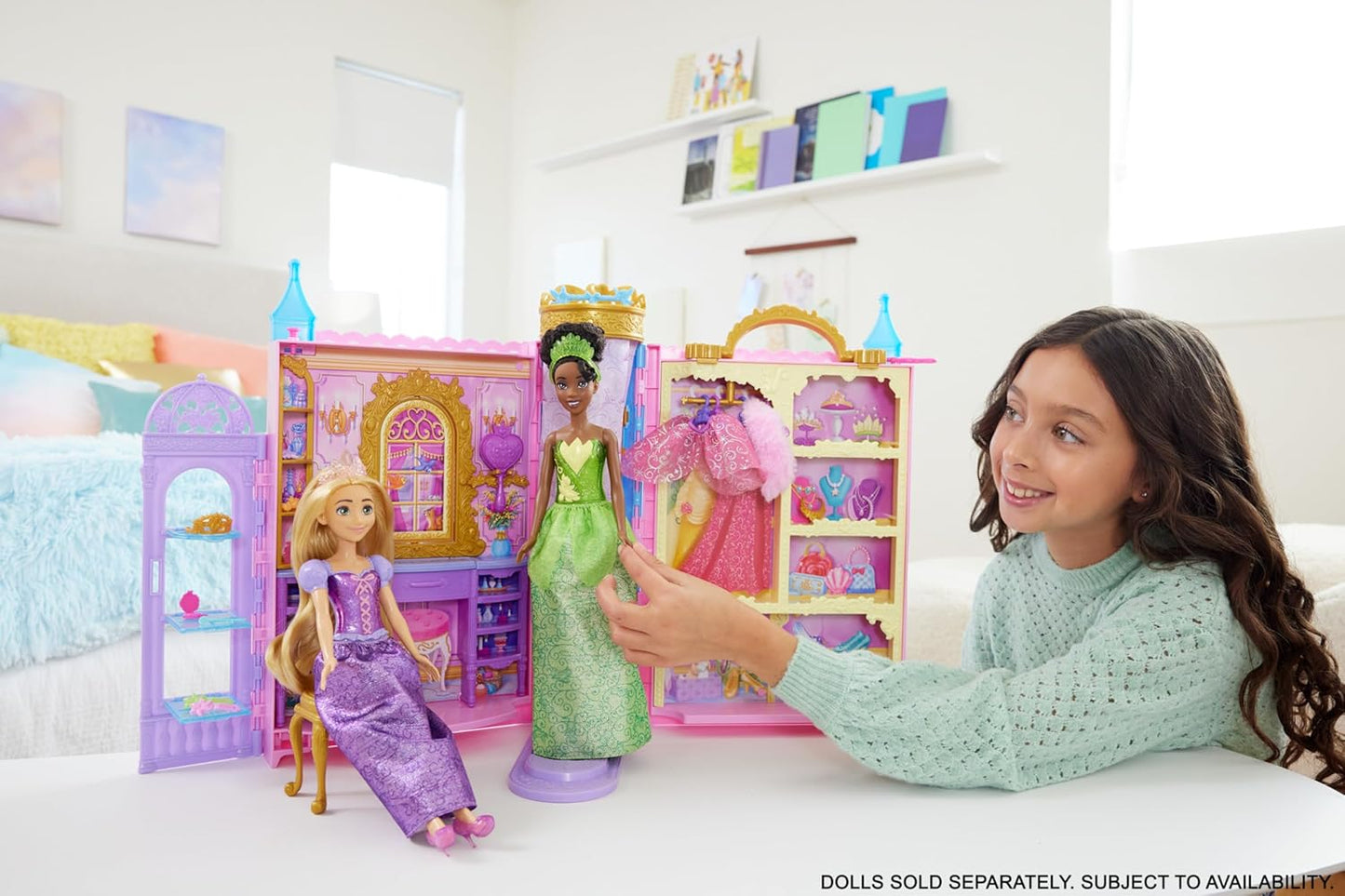 Mattel Conjunto de Brinquedo Closet das Princesas Disney da – Inclui 2 Looks, 25 Acessórios, Penteadeira, Provador, Passarela e Espaço de Armazenamento; Abre até 60 cm de Largura; Inspirado nos Filmes da Disney