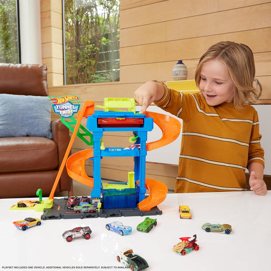 Hot Wheels Let's Race Netflix - Conjunto de pista de carro de brinquedo urbano, lavagem de carro Tunnel Twist com 1 veículo Color Shifters em escala 1:64, HTN80