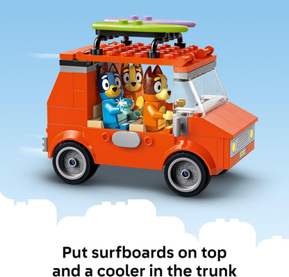 LEGO Bluey: Brinquedo de Praia e Passeio de Carro em Família da Bluey com 3 minifiguras incluindo Bingo e Chilli, além de 2 pranchas de surfe, um Castelo de Areia e Acessórios Divertidos - Presente de Aniversário