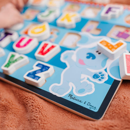 Melissa & Doug As pistas de Blue e você! Quebra-cabeça robusto de madeira - alfabeto