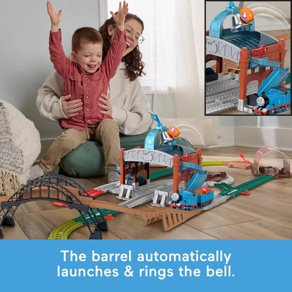 Fisher Price Conjunto de Trem de Brinquedo Thomas & Friends da Mattel, Carregue e Lance o Trem de Entrega de Barris com Locomotiva Motorizada Clássica e Vagão de Carga, 5,5 metros de Trilho, JGY30