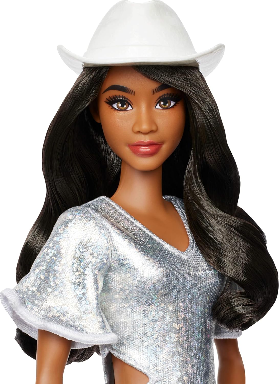 Barbie Boneca Fashionistas nº 239 com cabelo preto, vestindo um vestido prateado brilhante com franjas e acessórios de estilo faroeste, como chapéu de cowboy branco e botas, HYT95