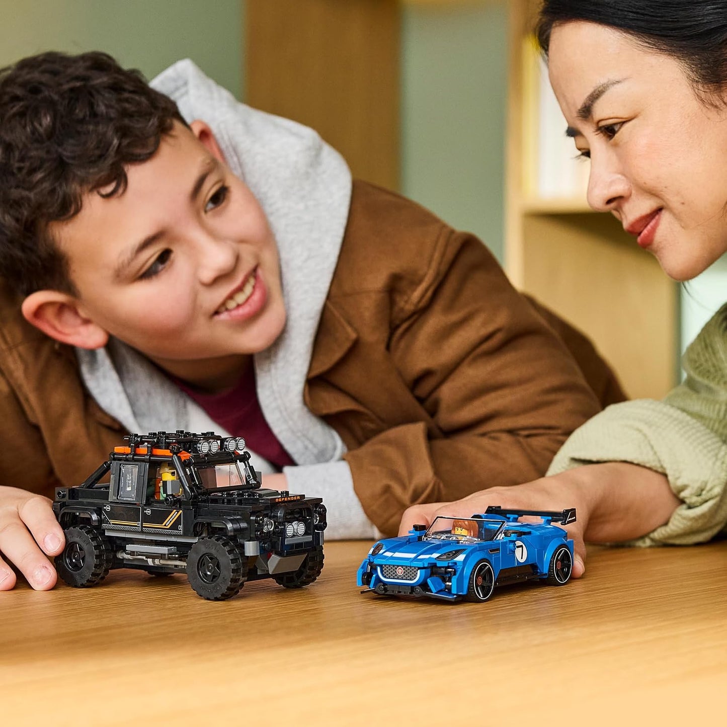 LEGO Speed Champions Jaguar Project 7 e Land Rover Defender – Kit de Modelo STEM com 2 Carros de Brinquedo e 2 Minifiguras de Piloto – Presente de Aniversário para Meninos a partir de 10 Anos – 77264