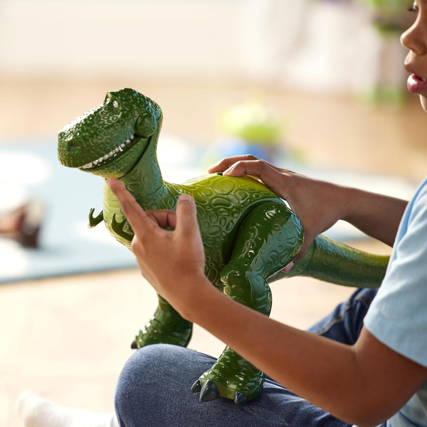 Disney Boneco de ação interativo e falante do Rex, oficial da Store, do filme Toy Story da Pixar, 34 cm/13 polegadas. Brinquedo T-Rex com mais de 15 frases em inglês, interage com outros personagens, para crianças a partir de 3 anos.
