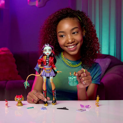 Monster High Boneca Jinafire Long, Dragão com o cachorro de estimação Cloudy “Yun Yun” e 7 acessórios como bloco de desenho, iogurte, mochila e muito mais, HYV58