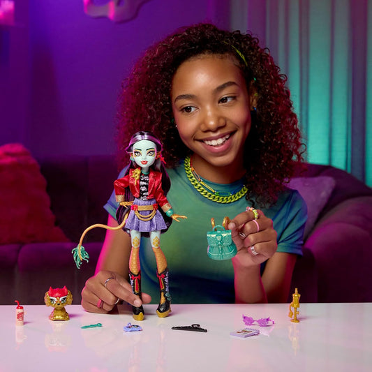 Monster High Boneca Jinafire Long, Dragão com o cachorro de estimação Cloudy “Yun Yun” e 7 acessórios como bloco de desenho, iogurte, mochila e muito mais, HYV58