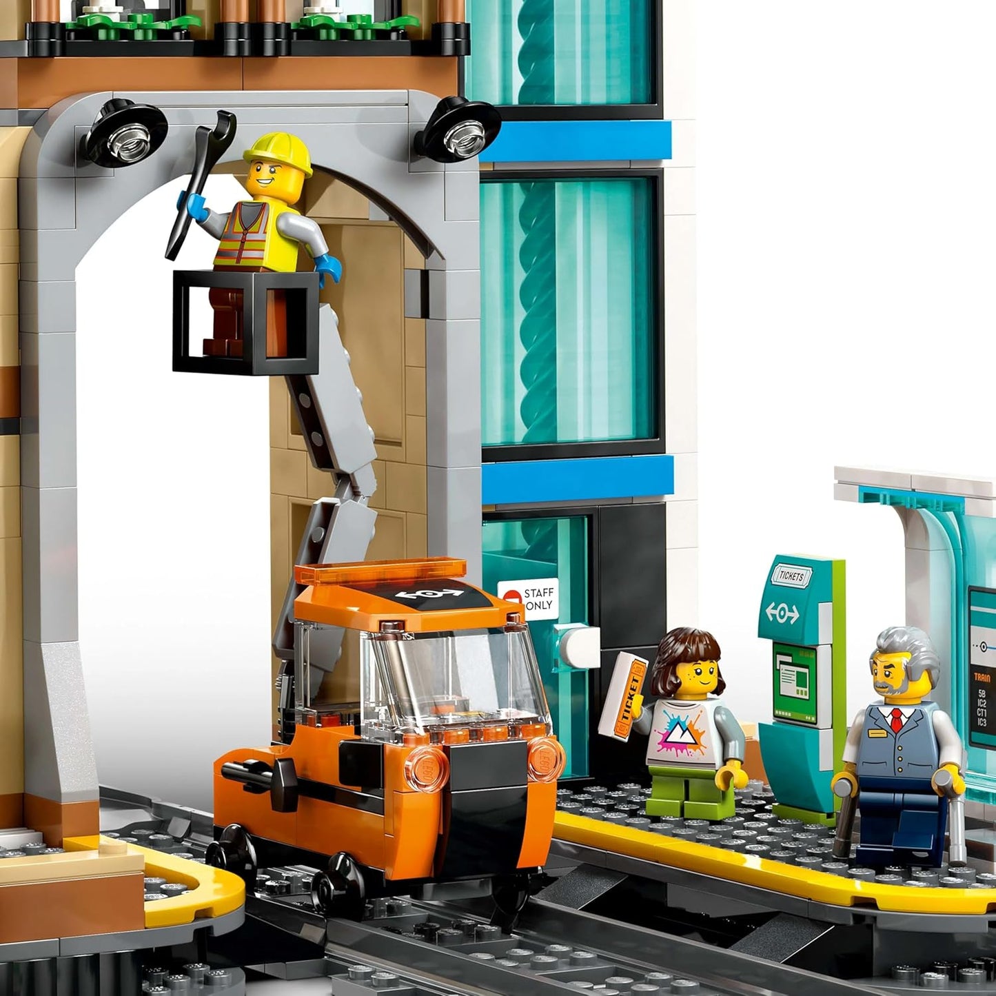 LEGO Conjunto City Estação Central de Trem com um veículo de manutenção, elevador funcional, máquina de bilhetes, 2 plataformas e uma peça de trilho, além de 6 minifiguras - Presente para meninos e meninas a partir de 7 anos - 60469