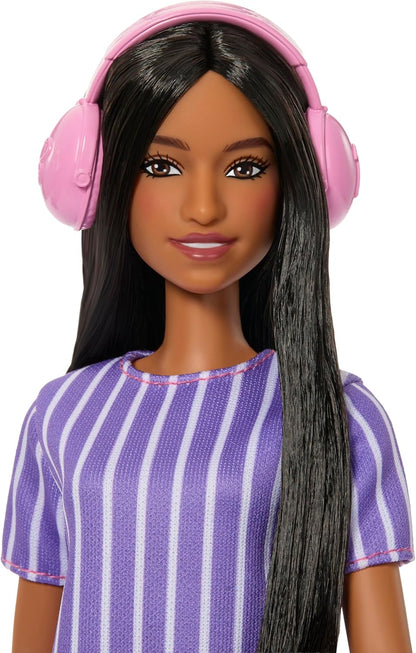 Barbie Fashionistas Boneca nº 245, Boneca Autista Vestindo Vestido Listrado Roxo com Acessórios como Fidget Spinner, Tablet e Fones de Ouvido, JJN58