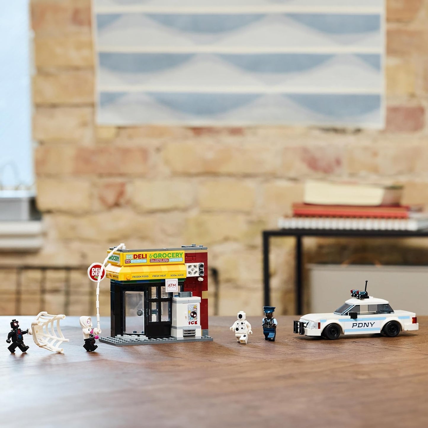 LEGO Marvel Spider-Verse: Miles Morales vs. The Spot - Playset de super-heróis com um carro de brinquedo montável, 4 minifiguras e uma loja - presente de aniversário para meninos e meninas de 9 anos ou mais