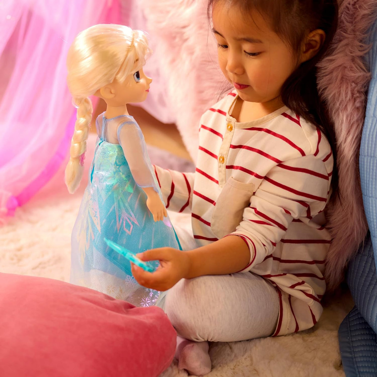Disney Boneca Oficial da Elsa da Store com Escova de Cabelo de Brinquedo, Frozen, 40,5 cm / 16 pol., Coleção Once Upon a Story, Idade 3+
