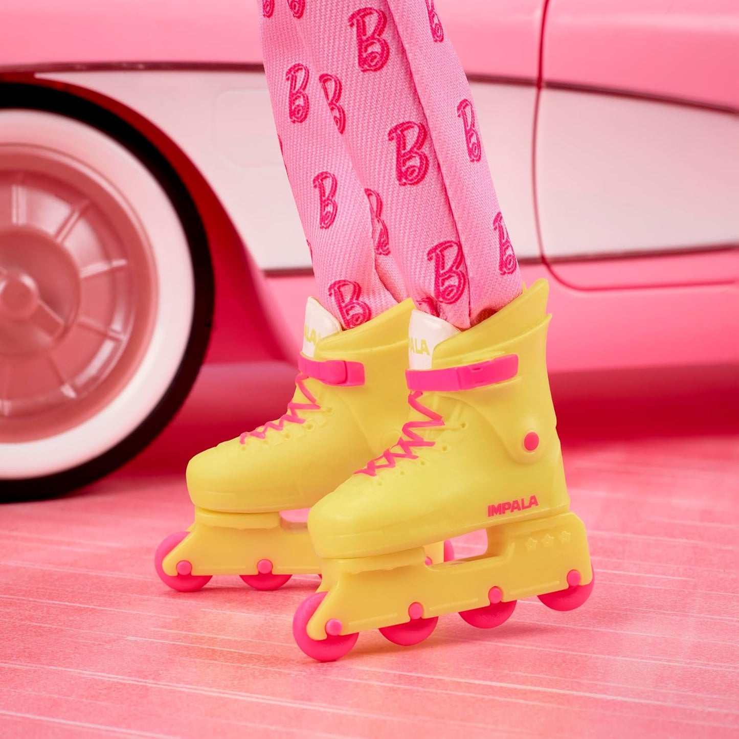 Barbie: Boneco colecionável Ken da O Filme, interpretado por Ryan Gosling, vestindo macacão rosa com detalhe em "B", tênis brancos e patins multicoloridos, JCP80