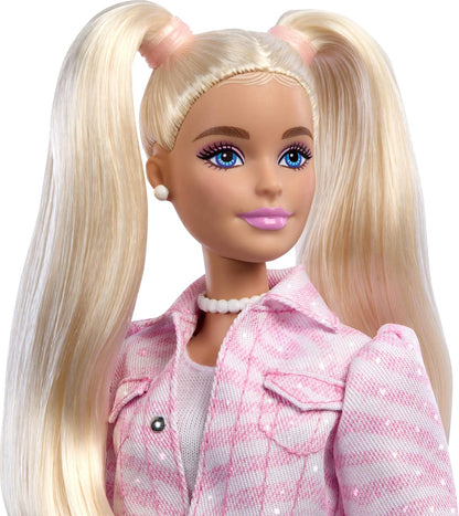 Barbie Deluxe Style Boneca nº 9 com Roupa Jeans Rosa, Cabelo Loiro, Conjunto de Jaqueta e Saia Combinando com Acessórios como Bolsa de Laço e Joias Peroladas, JJN69