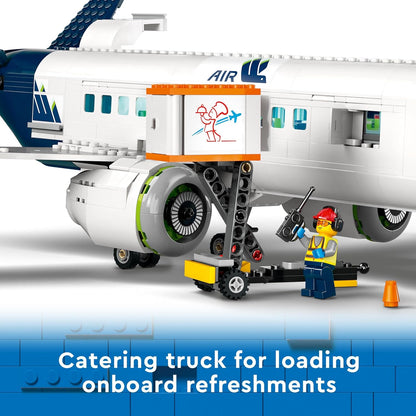 LEGO Conjunto de construção City Avião de Passageiros, modelo de avião grande com veículos da equipe de solo do aeroporto: ônibus de pátio, trator de reboque, carregador de catering, caminhão de bagagem e 9 minifiguras 60367