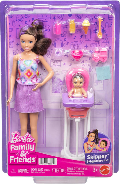 Barbie Conjunto Skipper Babysitters Inc. com boneca morena, boneca bebê morena, cadeirão e 8 acessórios, incluindo comida, JJB44