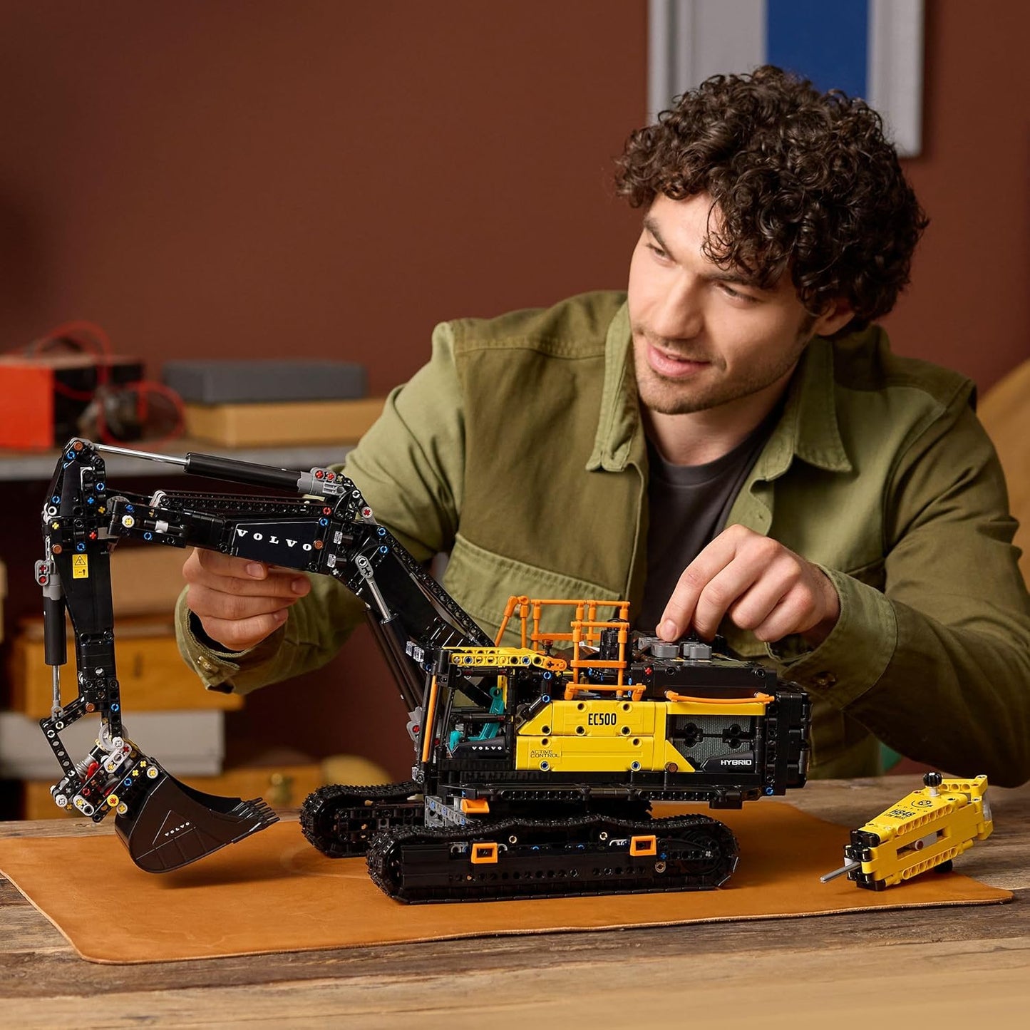 LEGO Technic Escavadeira Híbrida Volvo EC500 - Kit de Modelo de Veículo de Construção Motorizado para Adultos - Inclui Braço Articulado e Esteiras, além de Ferramentas de Martelo e Pá - Ideia de Presente - 42215