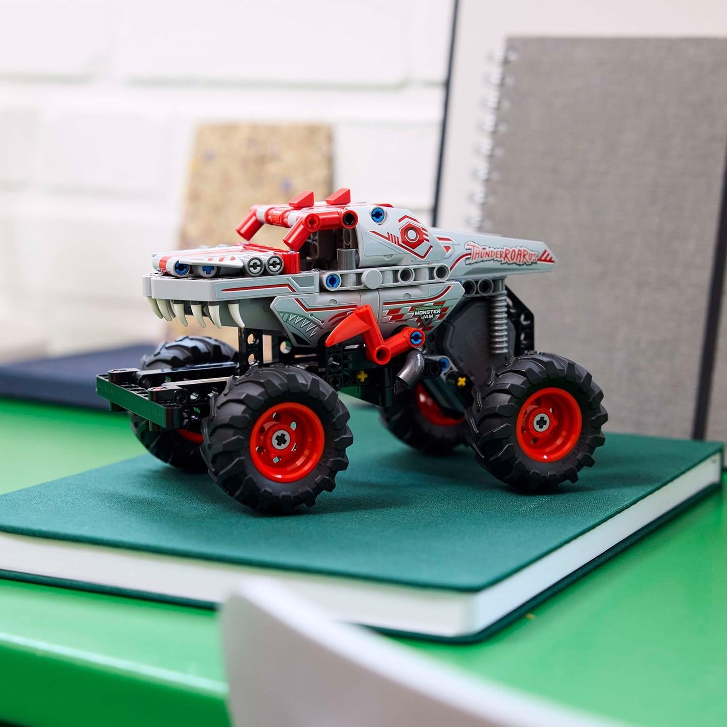 LEGO Technic Monster Jam ThunderROARus Brinquedo de caminhão pull-back - Conjunto de construção de veículos para meninos e meninas com mais de 7 anos que amam brincadeiras criativas - Presente