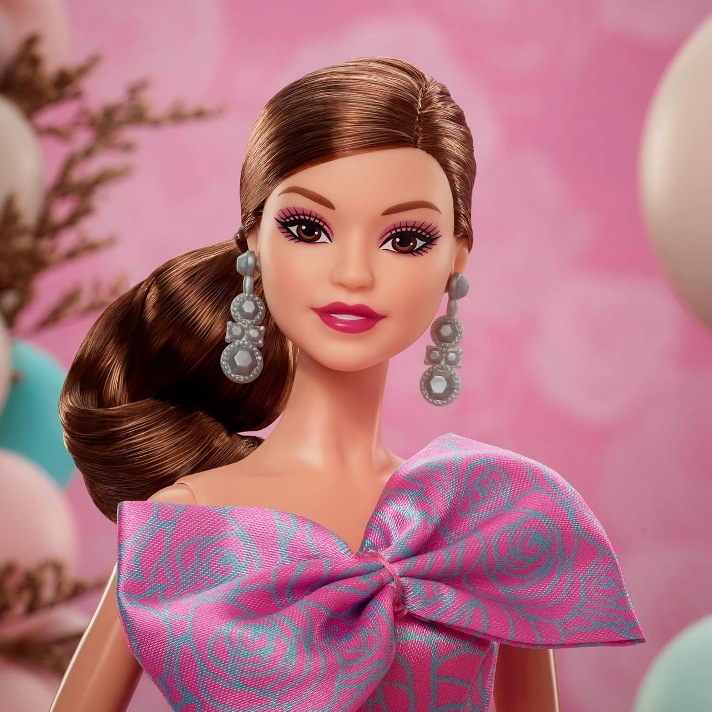Barbie Boneca Signature Birthday Wishes, boneca colecionável da moda em vestido rosa acetinado com cabelo castanho ondulado e embalagem para presente, JBJ08