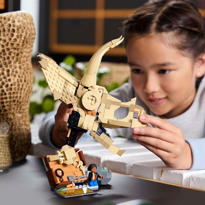 LEGO  Fósseis de dinossauro Jurassic World: modelo de crânio de triceratops, brinquedo de dinossauro para meninos e meninas de mais de 9 anos, com mandíbula de abertura e expositor, ideia de presente de aniversário