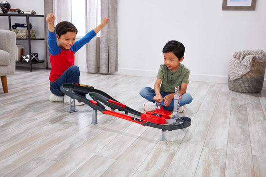 Conjunto de Pista de Carrinhos Hot Wheels, 3 Veículos de Fórmula 1 em Miniatura na Escala 1:64: McLaren F1 Team, Alpine & VCARB, Circuito de Corrida Sprint (Equipes Podem Variar), JDY15