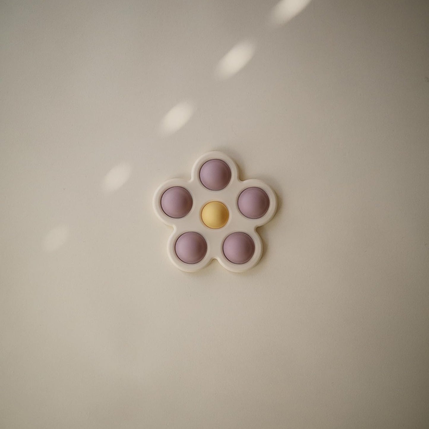 Mushie Brinquedo de apertar | Brinquedo sensorial antiestresse com bolhas | A partir de 10 meses | Brinquedo para aliviar o estresse | 100% silicone de qualidade alimentar e plástico ABS | Design de flor (lilás suave/narciso claro/marfim)